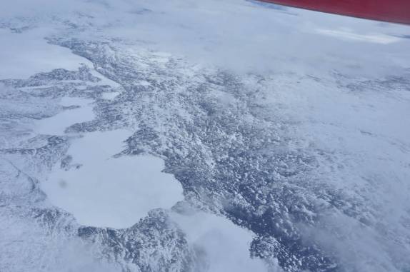Vista aérea da paisagem gelada ao redor de Nuuk, capital da Groelândia
